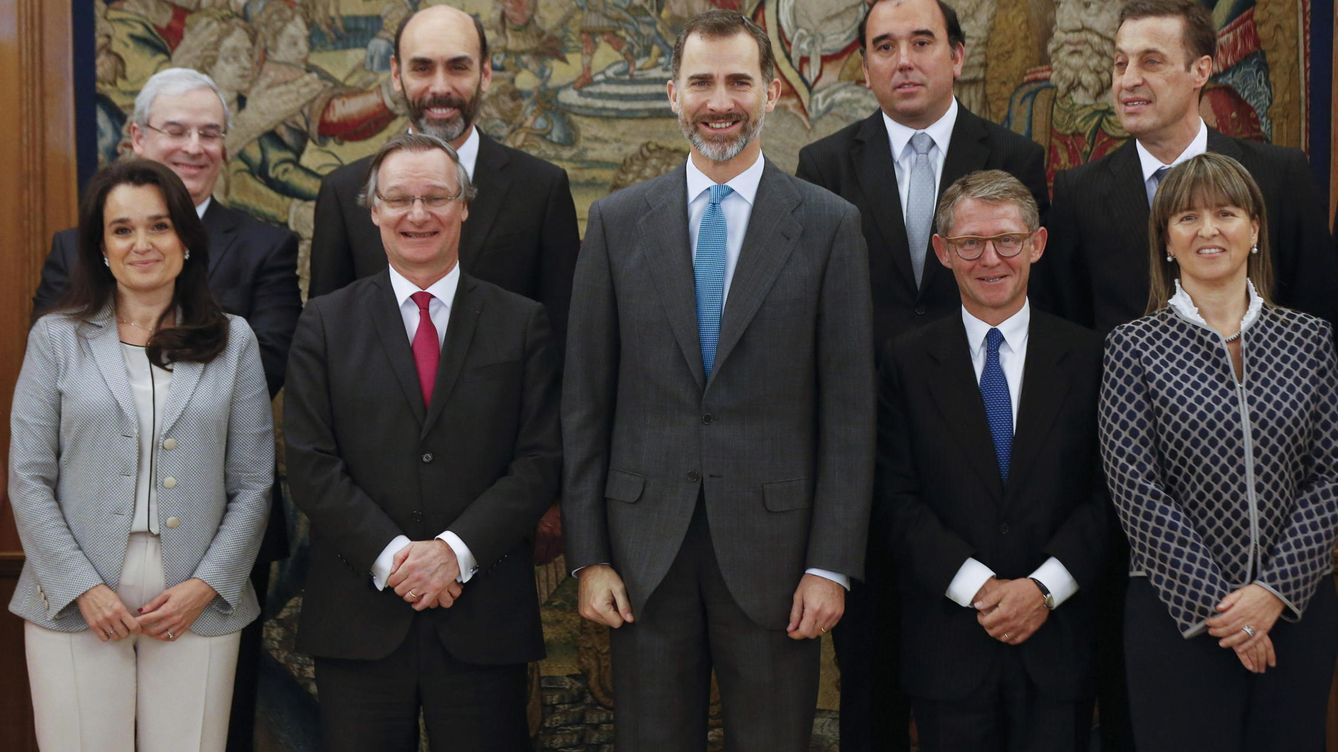 Foto: El rey Felipe VI posa junto al presidente y consejero delegado mundial de Accenture, Pierre Nanterme (2i) y el Comité de Dirección en España. (EFE)