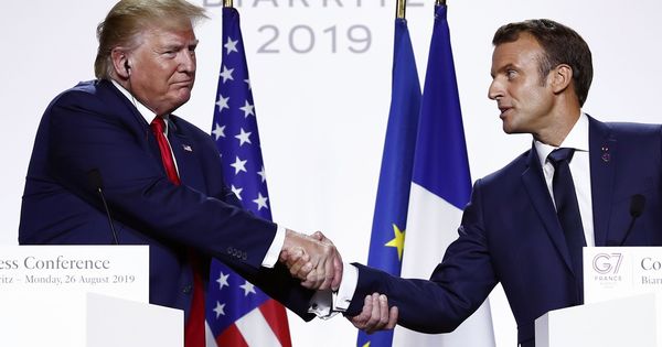Foto: El presidente francés, Emmanuel Macron (d), estrecha la mano de su homólogo estadounidense, Donald Trump, el último día de la cumbre del G-7. (EFE)