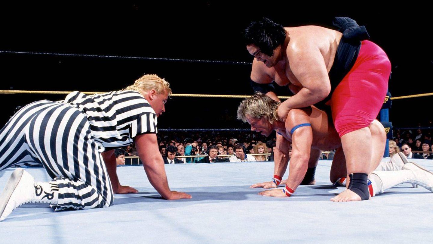 Yokozuna contra Lex Luger, con Mr. Perfect como árbitro, en 1993. Solo vive Luger. (WWE)