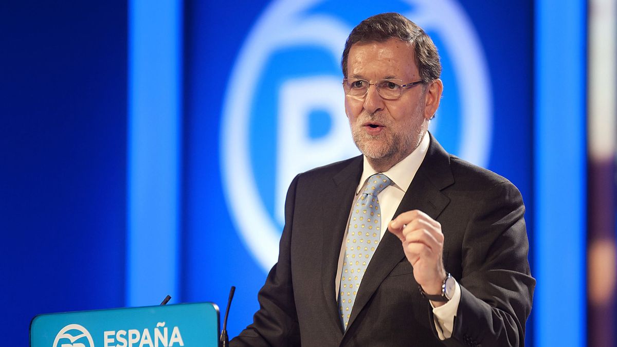 Rajoy promete la gratuidad de los libros de texto digitales a su paso por Asturias