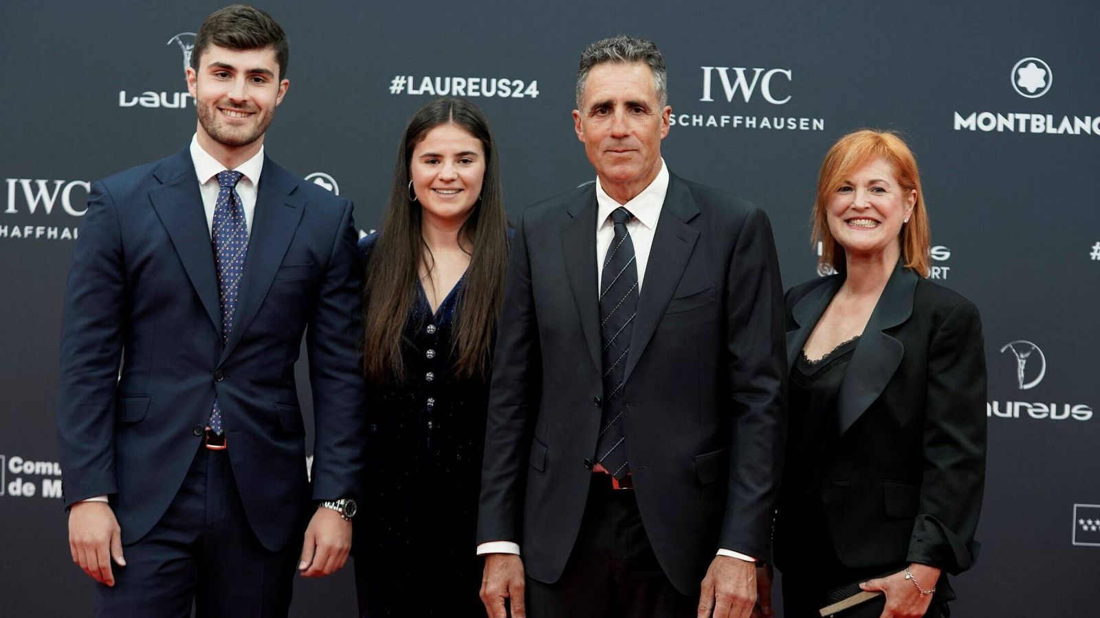 Miguel Induráin junto a sus dos hijos pequeños y su mujer. (Europa Press)