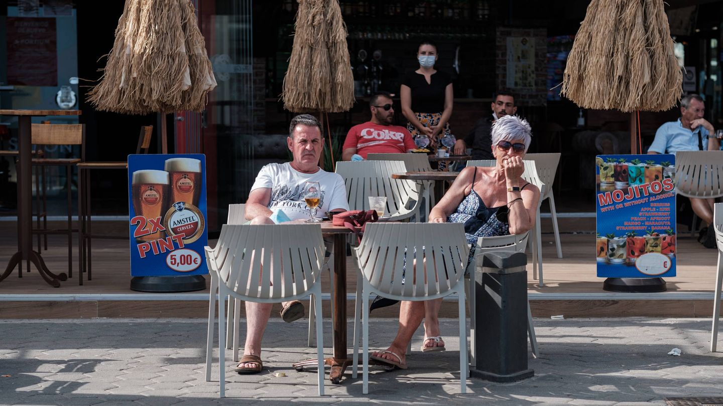 Dos turistas, en una terraza de Benidorm. (S. B.)