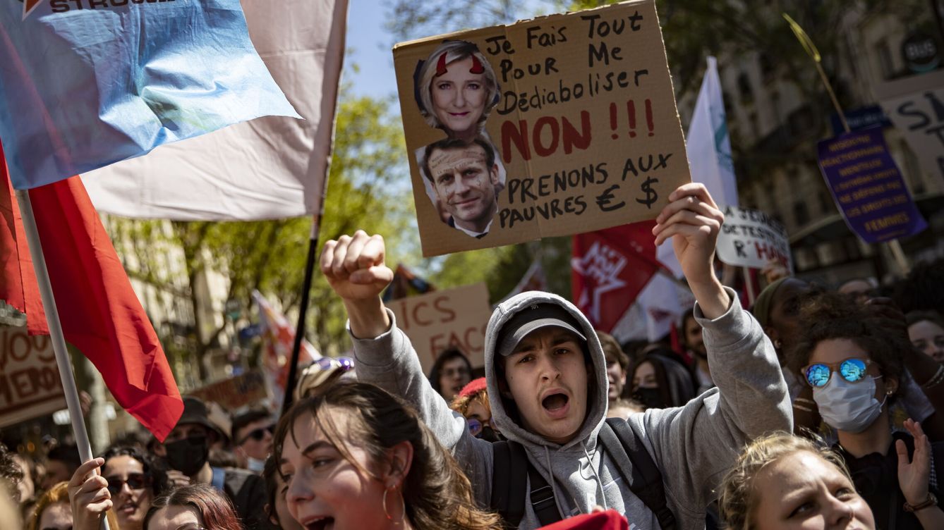 Foto: Protestas contra ambos candidatos electorales en París. (EFE/Ian Langsdon)