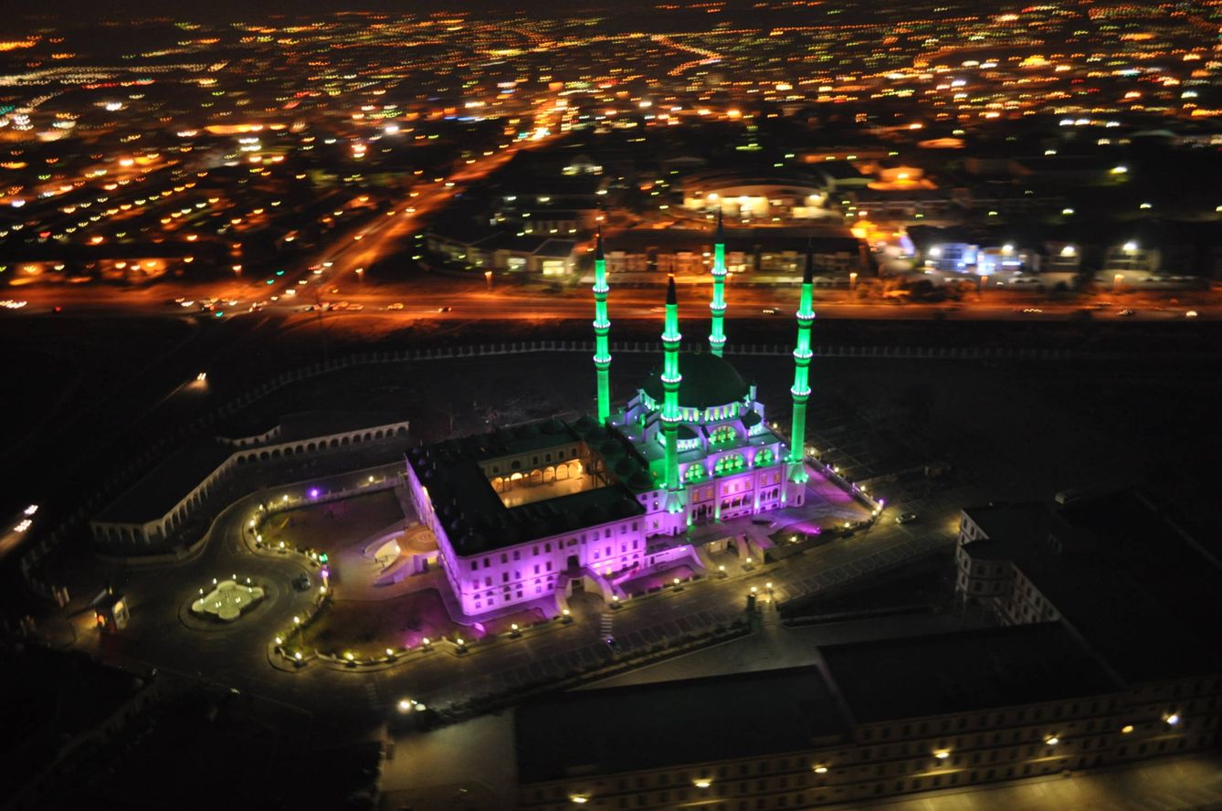 Imagen aérea de la mezquita de Nizamiye de noche. (M. Gascón)