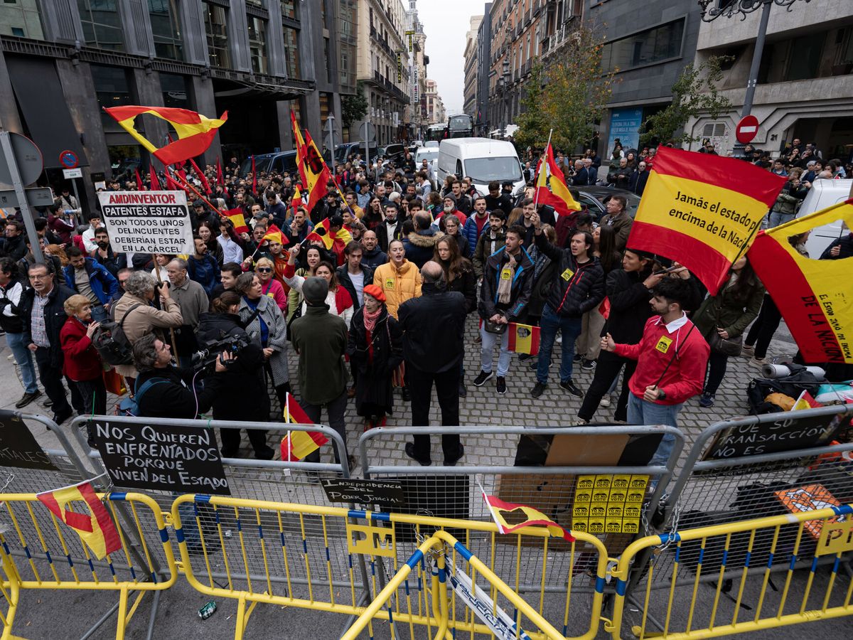 Foto: Protestas frente al Congreso durante la investidura de Pedro Sánchez. (Europa Press/Diego Radamés) 
