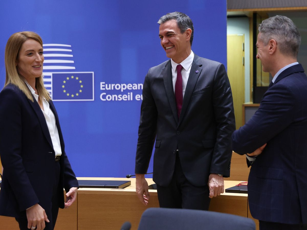 Foto: La Presidenta del Parlamento Europeo, Roberta Metsola, el primer ministro de español, Pedro Sánchez, y el primer ministro esloveno, Robert Golob, durante la reunión del Consejo Europeo en Bruselas. (EFE / Olivier Hoslet)