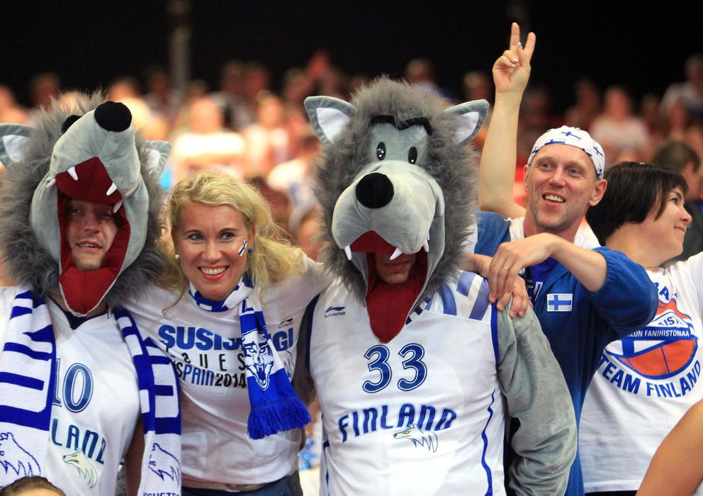 Foto: Aficionados de la selección de Finlandia en un partido (Efe).