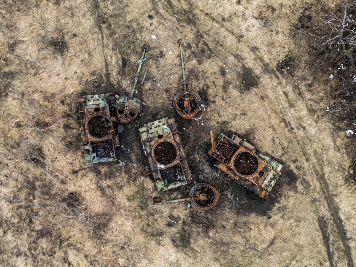 Foto: Tanques rusos destruidos en Bohorodychne. (Reuters/Vladyslav Musiienko)
