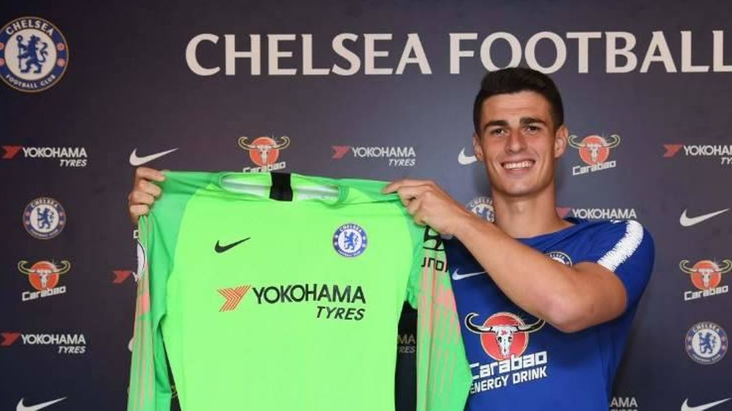 Kepa posa todo orgulloso con la camiseta del Chelsea. (Reuters)