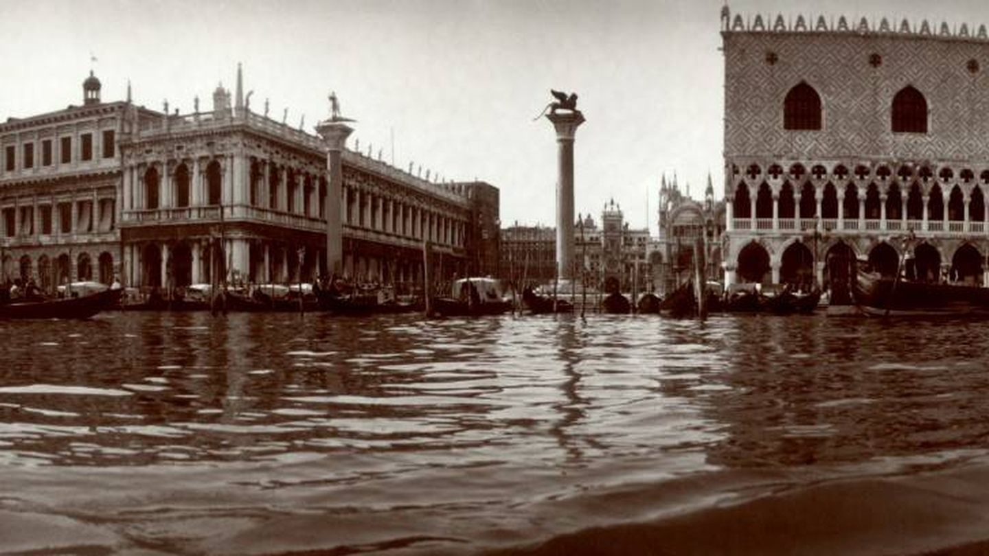Vista de la 'piazza' de San Marcos de Venecia, sin el 'campanile'. Fotografía tomada por Mariano Fortuny y Madrazo, 1902-1904.