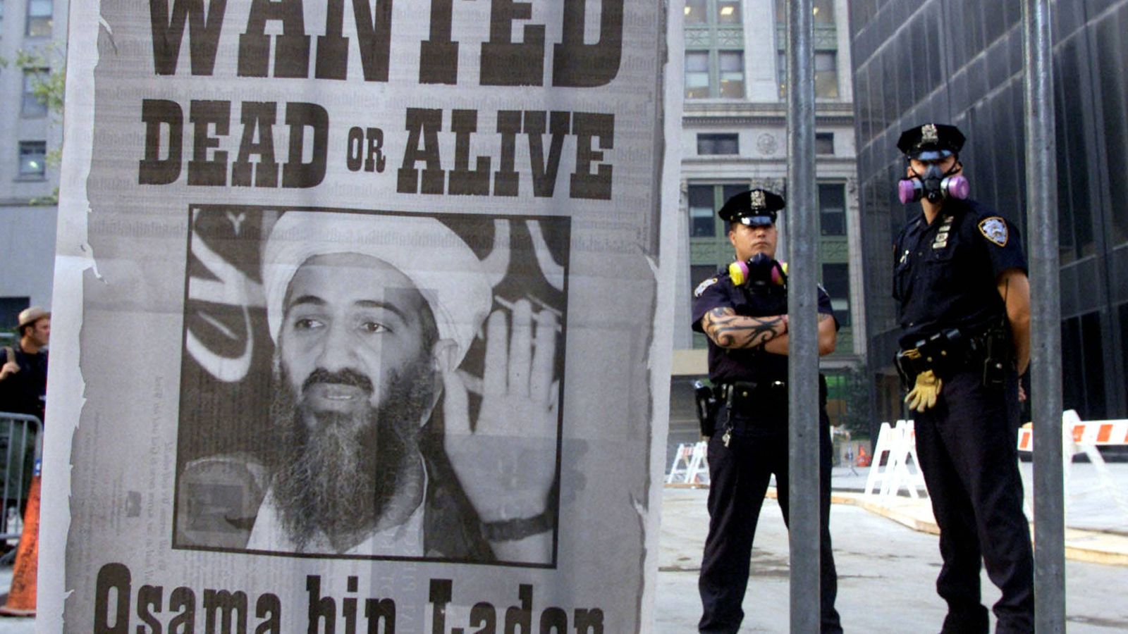 Foto: Dos policías neoyorquinos tras un cartel de busca y captura a Osama bin Laden, líder de Al Qaeda, en Nueva York (Reuters).