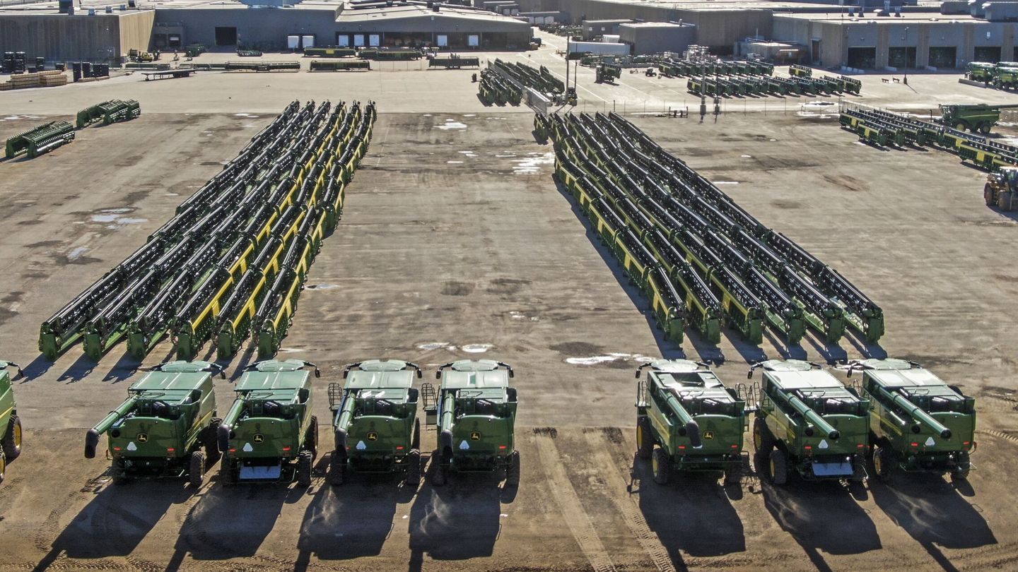 Decenas de vehículos de John Deere en EEUU. (Reuters)