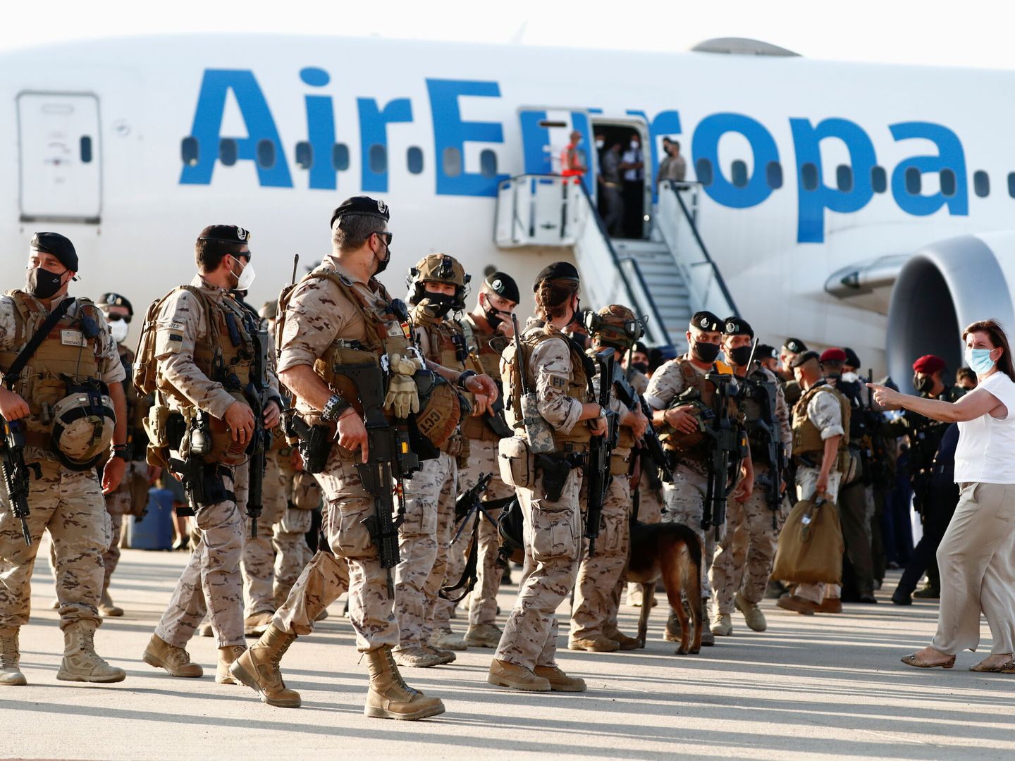 Entre sus 195 pasajeros traslada al embajador, Gabriel Ferrán, y a los últimos 85 afganos evacuados por España. (Reuters) 