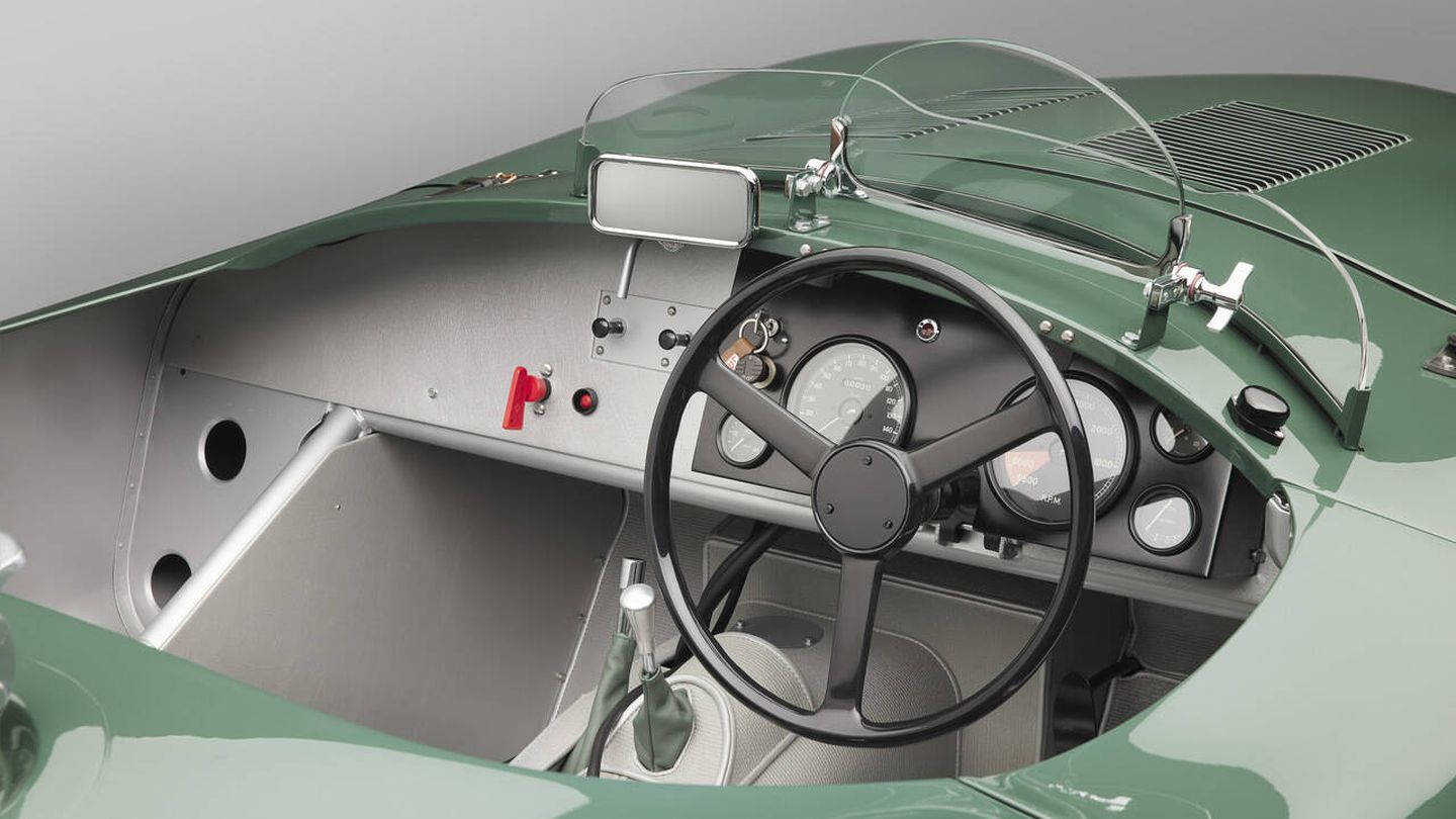 En el centro del volante no encontramos circunferencia interna, pues en el modelo original se eliminó para evitar reflejos y deslumbramientos.
