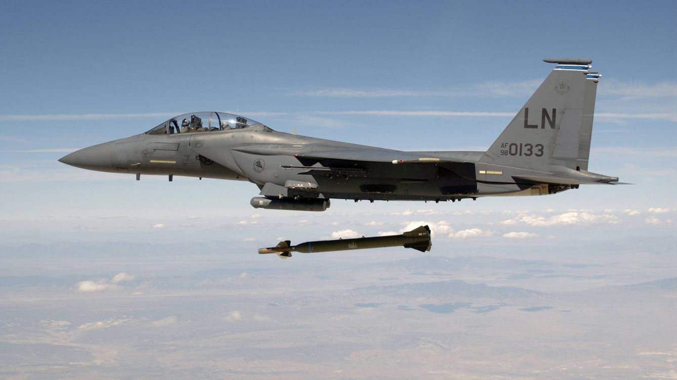 Foto: F-15E lanzando una bomba de penetración GBU-28 de guiado por láser. (USAF)