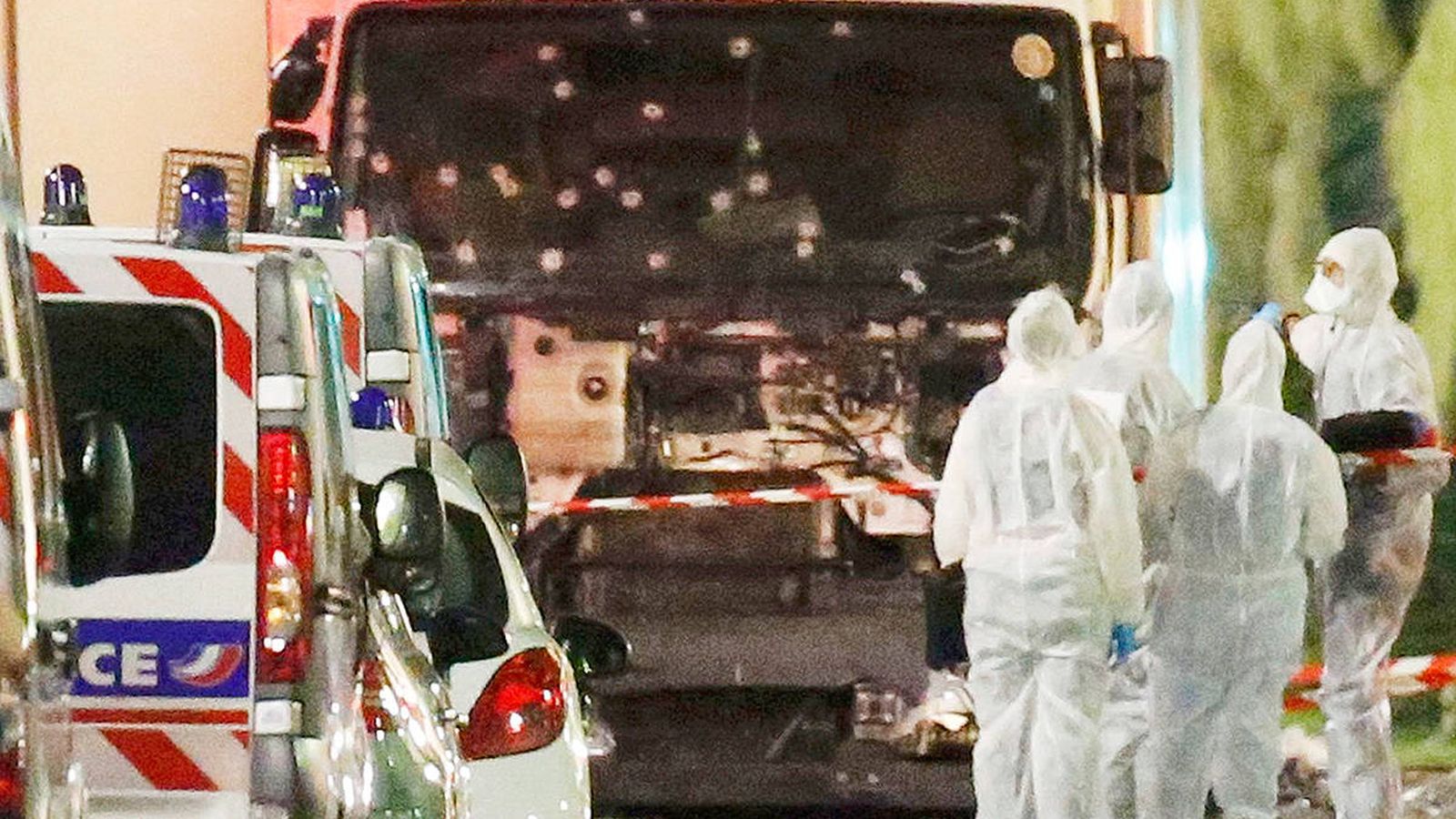 Foto:  Imagen del camión con el que se perpetró el atentado en Niza. (Reuters)