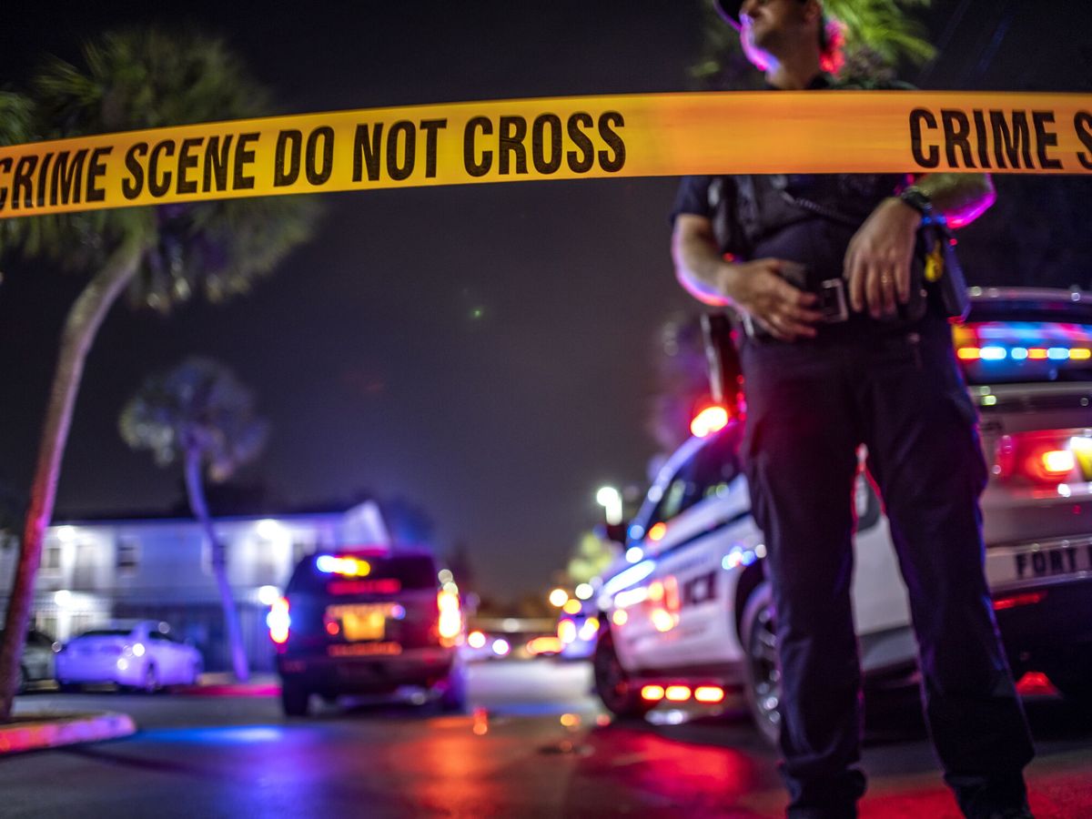 Foto: Un agente de policía custodia la escena del crimen de un tiroteo en Fort Lauderdale, Florida, el pasado 5 de julio. (EFE/Cristóbal Herrera)