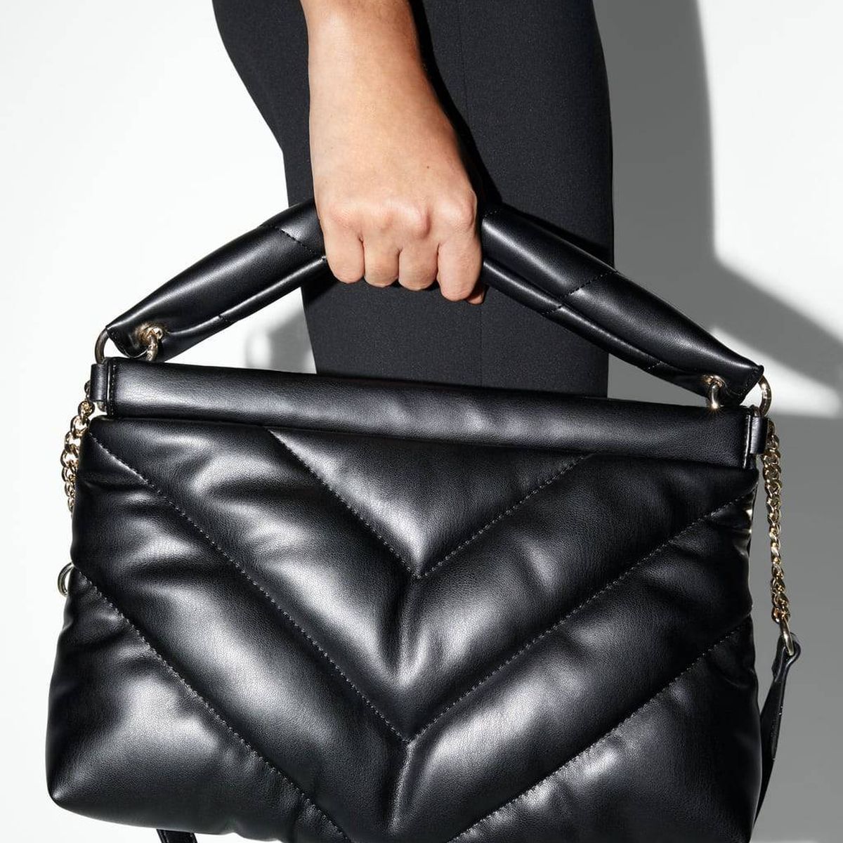 Depresión En realidad Actriz Si no te puedes permitir un Hobo de Chanel ¡Zara tiene la solución con este  maxi bolso!
