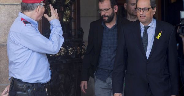 Foto: El candidato a presidente de la Generalitat, Quim Torra (d), sale del Parlament tras una reunión que mantenido el grupo parlamentario de JxCAT. (EFE)