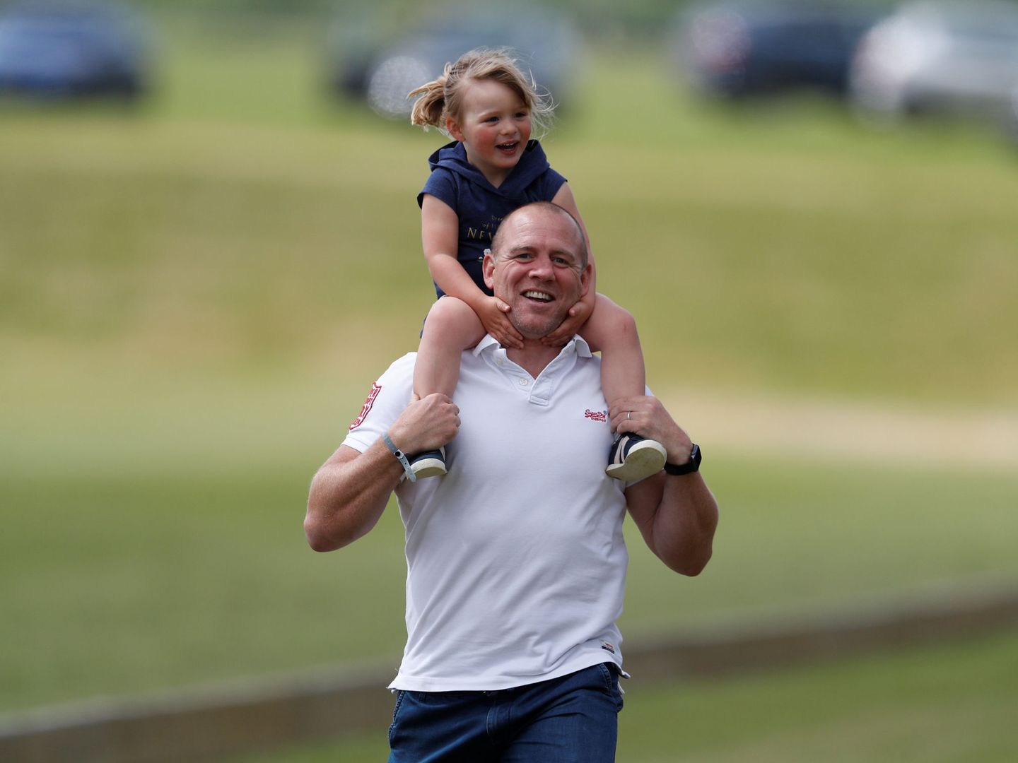 Mia Tindall en brazos de su padre. (Reuters)