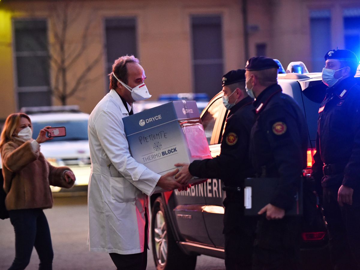 Foto: Un doctor recibe una caja de vacunas de Pfizer-BioNTech en Turin. (Reuters)