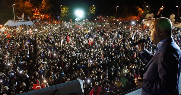 Foto: Erdogan se dirige a sus seguidores desde el Palacio Presidencial en la noche del domingo. (EFE)