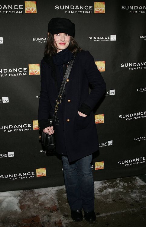 La actriz Winona Ryder luciendo un look desenfadado en el Sundance Film Festival (Foto de Evan Agostini/Getty Images).