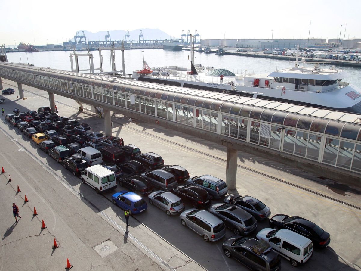Foto: Decenas de coches aguardaban en 2019 en el Puerto de Algeciras para poder cruzar a Marruecos. (EFE)