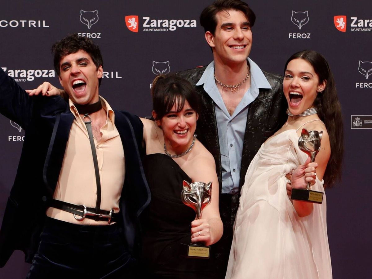 Foto: Los guionistas Javier Ambrossi y Javier Calvo, la realizadora Claudia Costafreda y la actriz Ana Rujas, en los Premios Feroz 2022. (EFE)