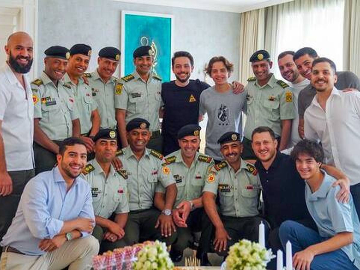 Foto: El príncipe Hussein, junto a los invitados a su despedida de soltero. (Instagram/@alhusseinjo)