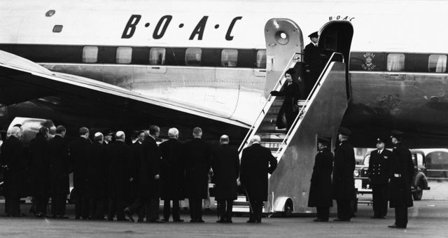La reina Isabel baja sola del avión tras enterarse de la muerte de su padre en Kenia. (Getty)