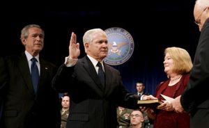 Robert Gates jura su cargo como secretario de Defensa en sustitución de Donald Rumsfeld