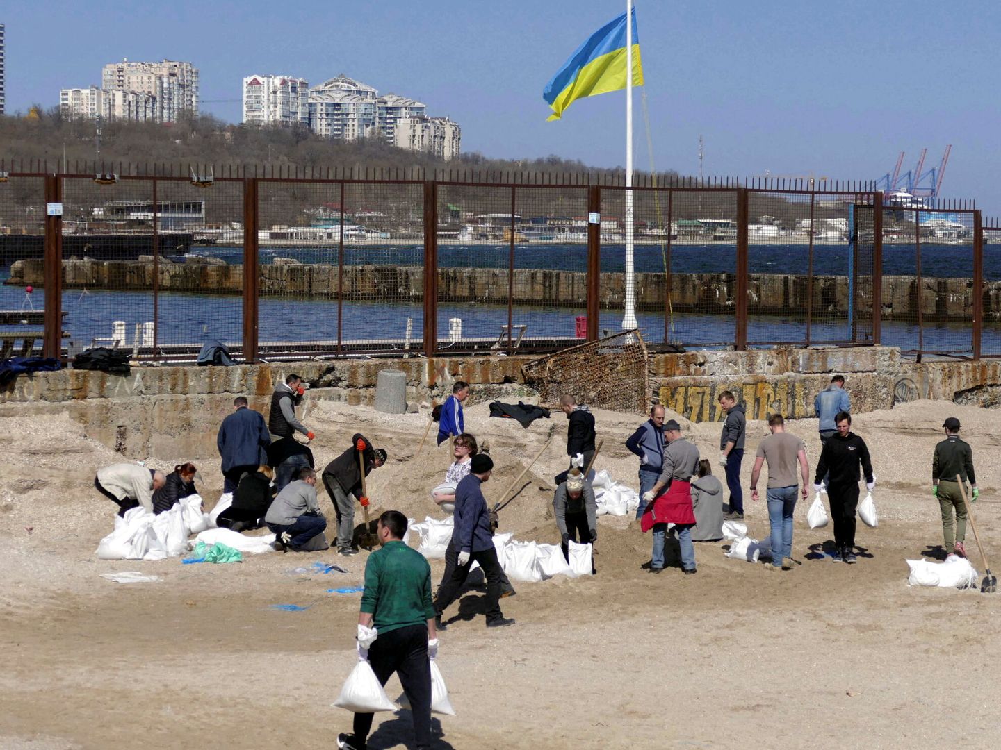 Ciudadanos con bolsas de arena preparándose para el ataque ruso en Odesa.(Reuters/Igor Tkachenko)