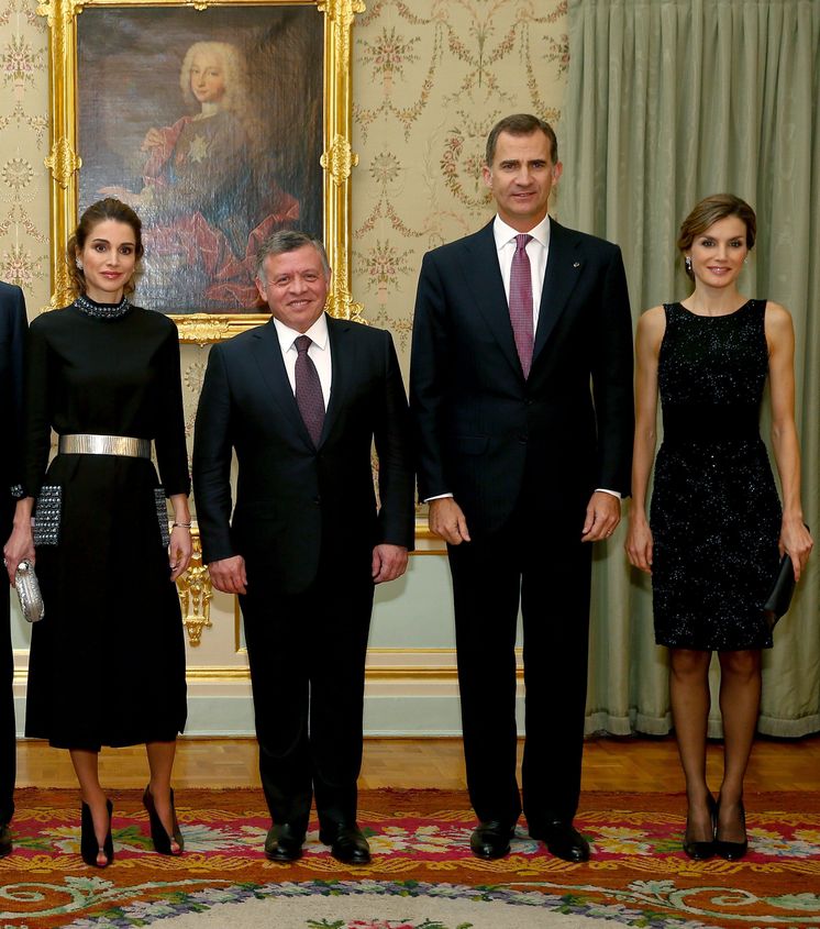 Foto: El rey Felipe VI y la reina Letizia posan junto al rey Abdalá II de Jordania (2i) y la reina Rania (i), momentos antes de la cena privada que los Reyes han ofrecido en el Palacio de El Pardo. (Efe)