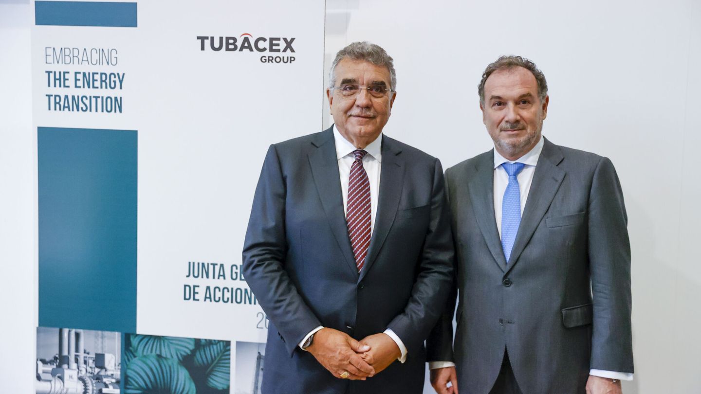 El presidente de Tubacex, Francisco Javier García (i), junto al CEO, Jesús Esmorís. (EFE)