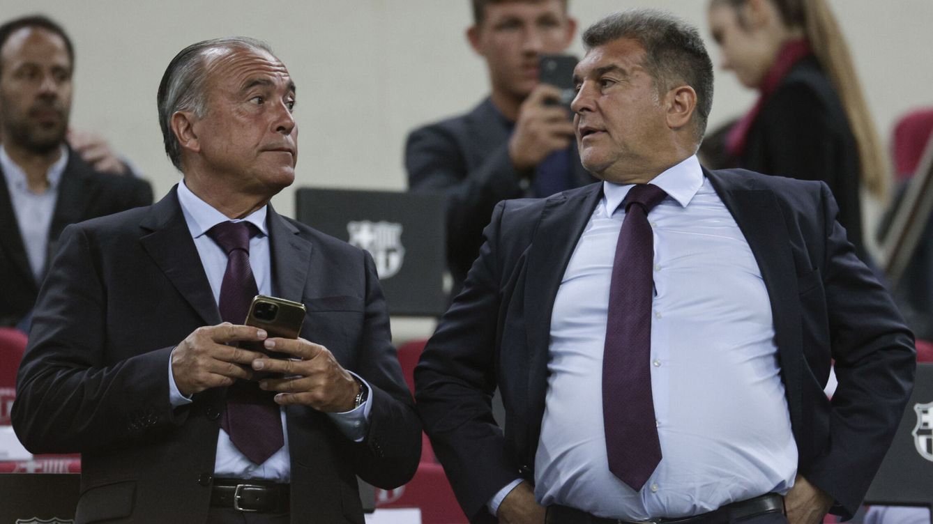 Foto: Laporta, junto a Rafa Yuste en el palco del Barça. (EFE/Quique García)