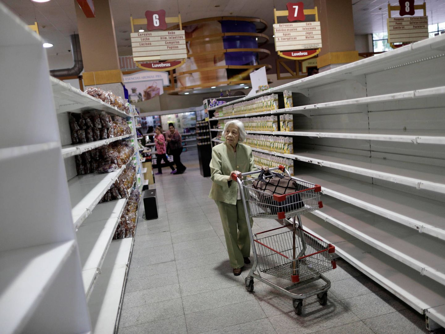 Venezolanos en un supermercado de Caracas. (Reuters)