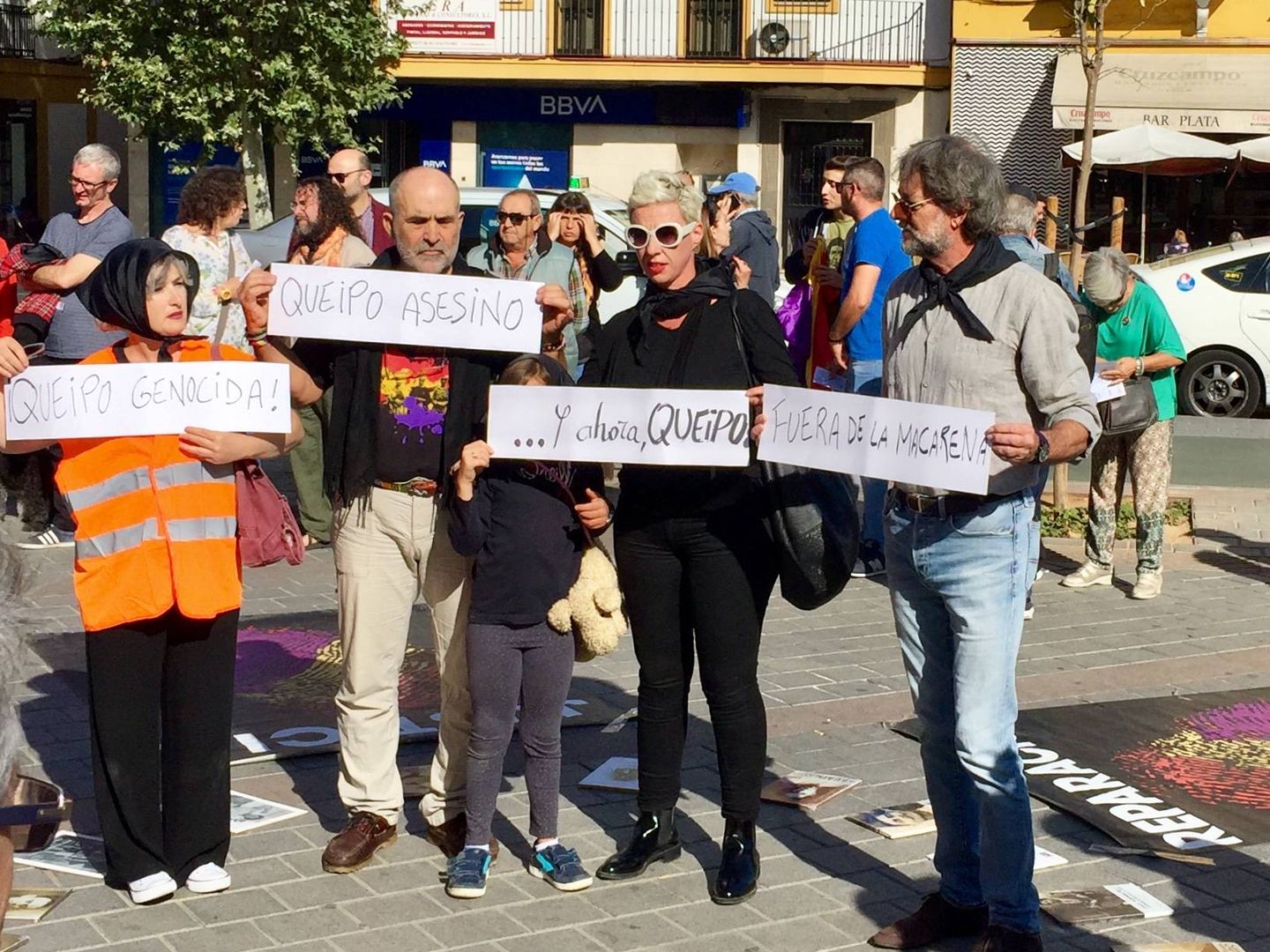 Protestas contra Queipo de Llano en el exterior de la Basílica. (EC)