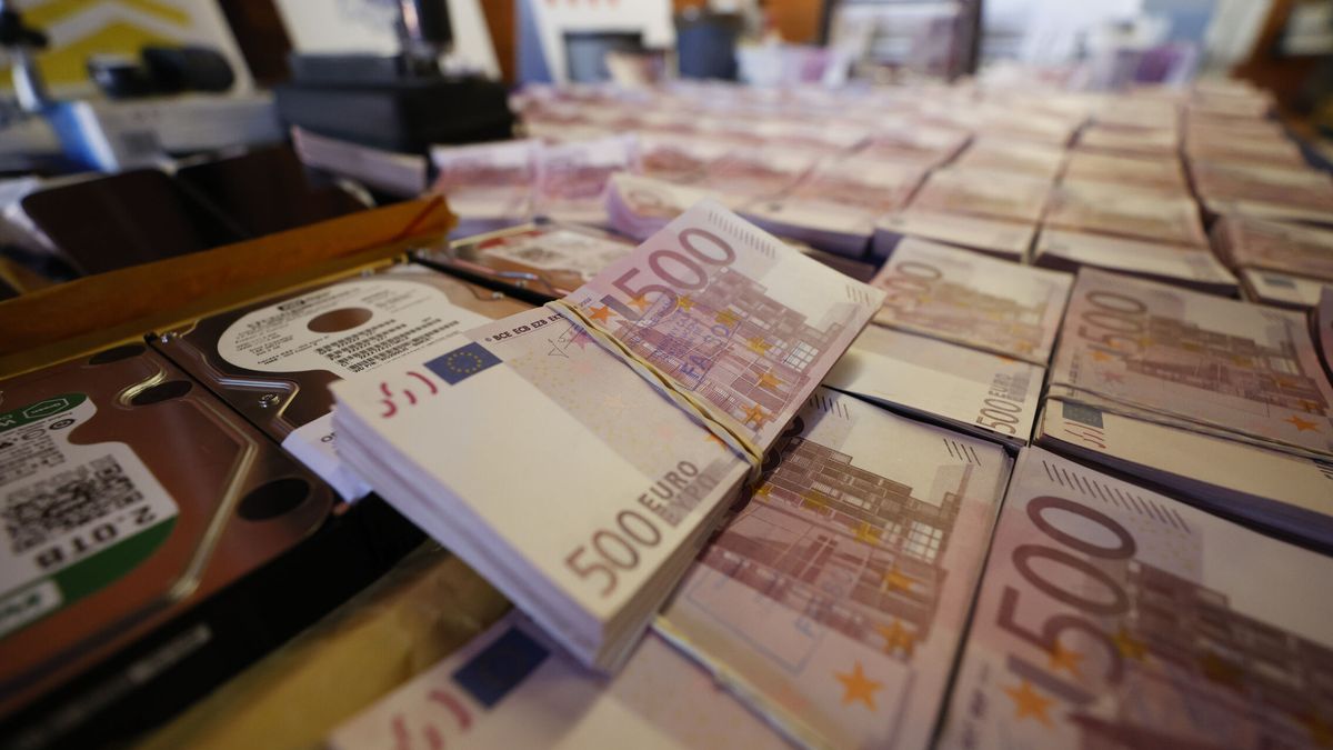 Los Mossos desmantelan un laboratorio de falsificación de billetes en un dúplex de lujo en Barcelona
