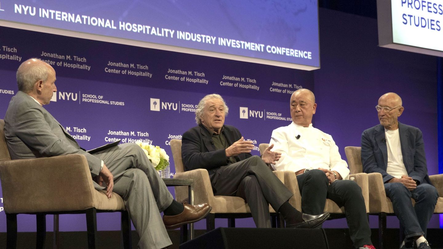 Robert De Niro y sus socios, Nobu Matsushita y Meir Teper, responden preguntas sobre su hotel en una conferencia. (EFE)