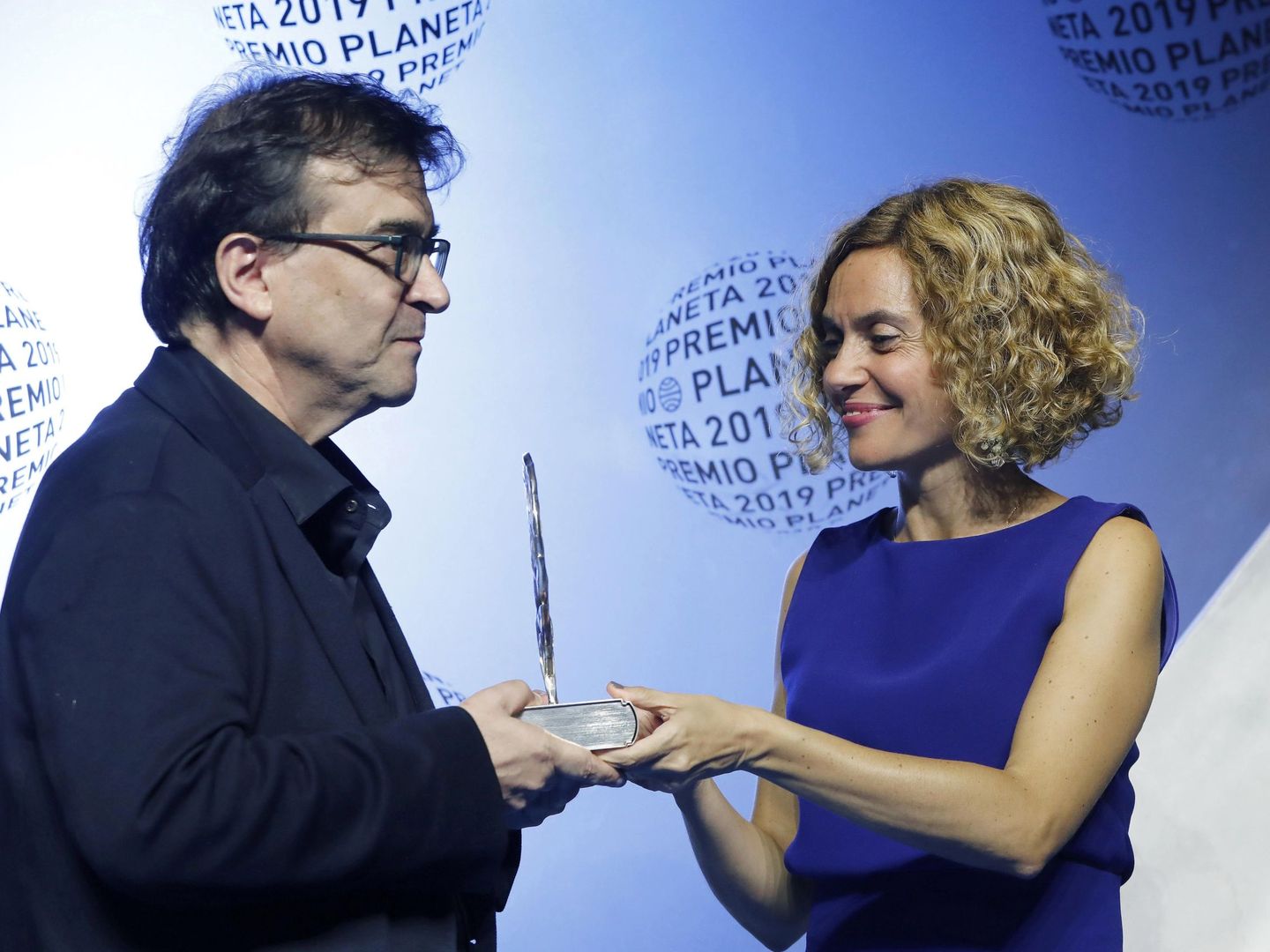 Javier Cercas recibe el premio de Meritxell Batet. (Andreu Dalmau / EFE)