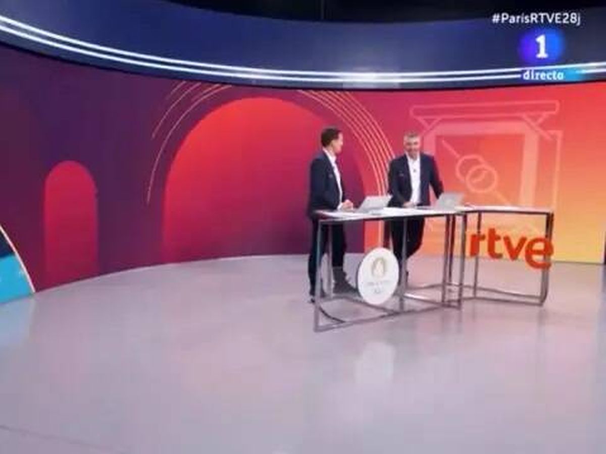 Foto: Cabreo monumental de este presentador de TVE en pleno directo: "Me machacas la oreja" (RTVE)