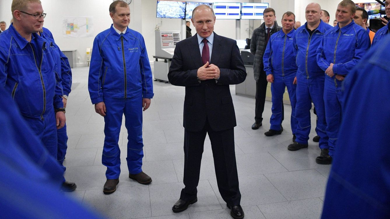 Foto: El presidente ruso, Vladímir Putin, durante una visita a una planta para licuar el gas natural en Sabetta, Rusia. (EFE/Alexei Druzhinin)