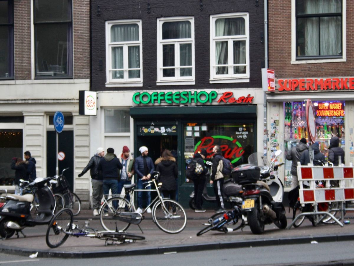 Foto: Entrada de un coffeeshop en el centro de Ámsterdam. (I. Rachidi)