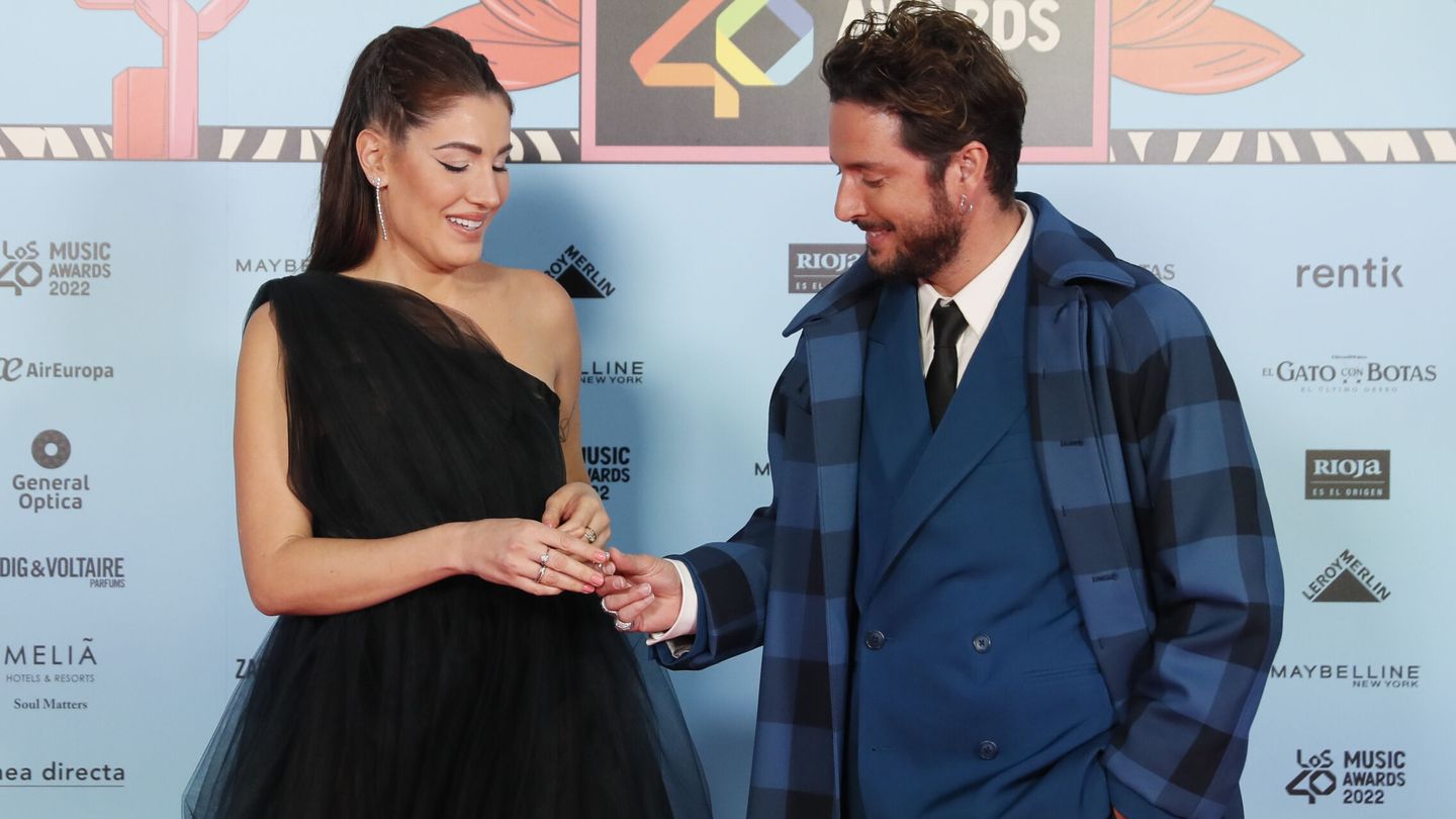 Manuel Carrasco y Almudena Navalón, en la alfombra roja de LOS40 Music Awards. (EFE)