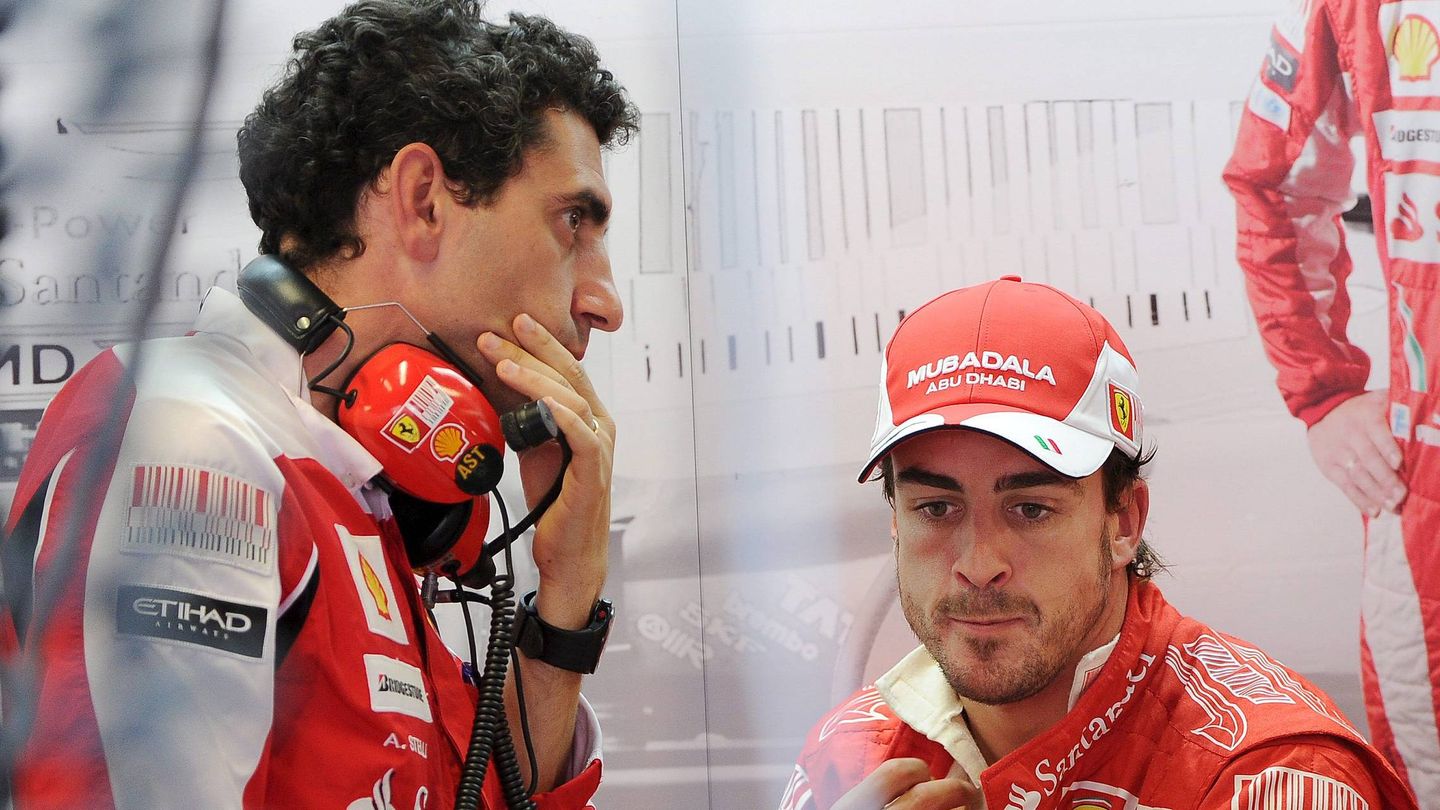Fernando Alonso y Andrea Stella en 2010. (EFE)