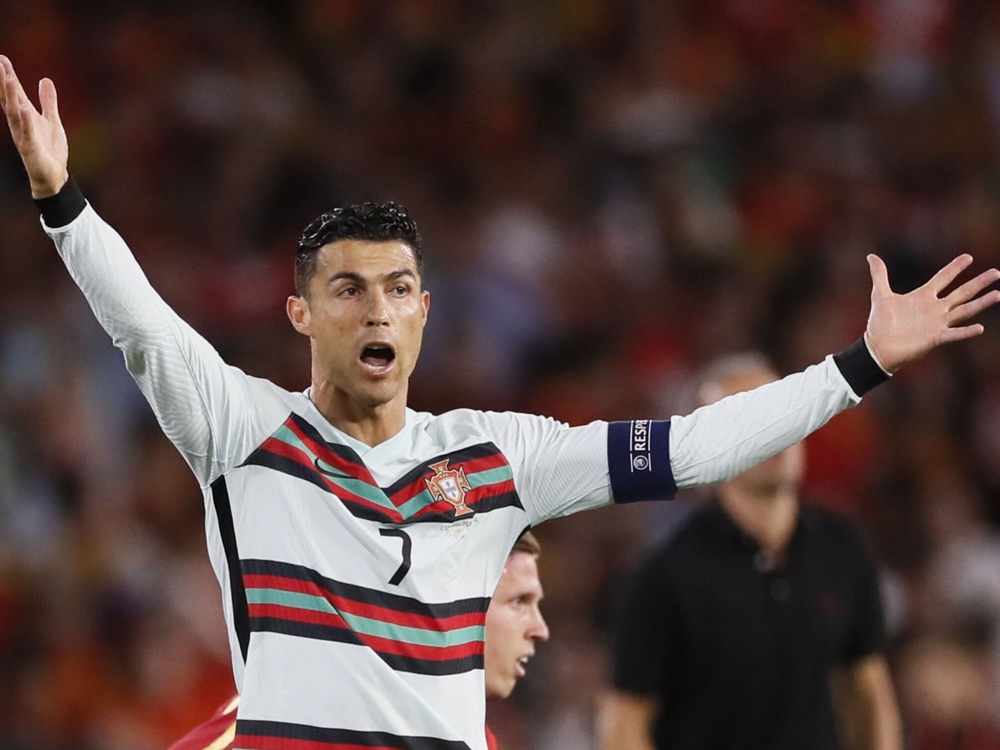 Cristiano Ronaldo protesta en el partido contra España