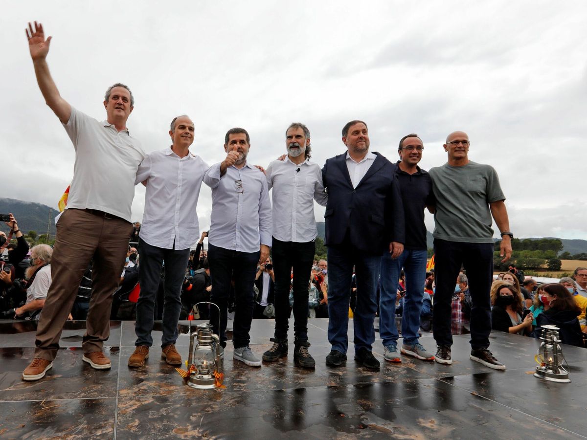 Foto: Los presos independentistas, a su salida de la cárcel. (EFE)