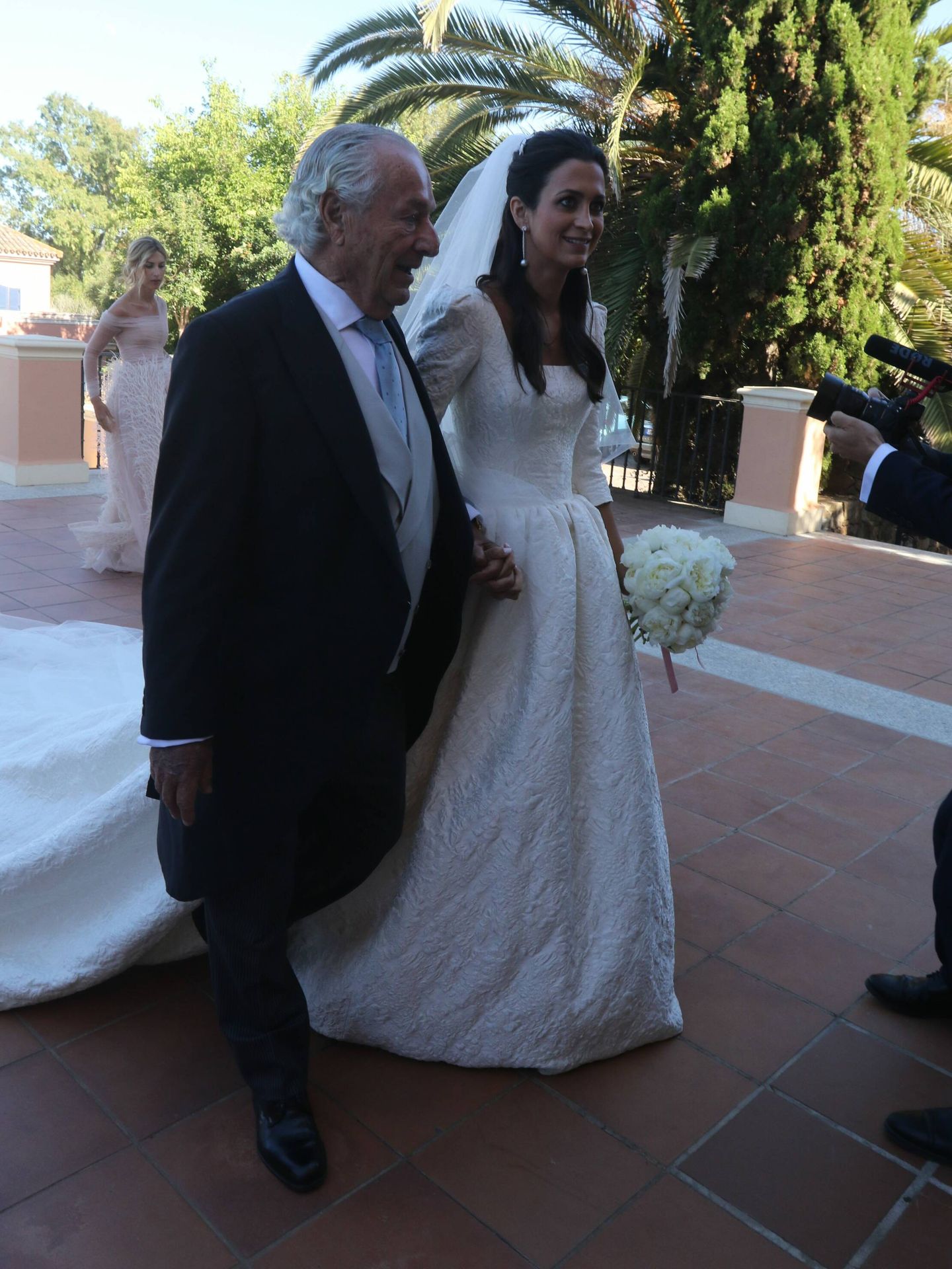 La novia, junto a su padre. (Cordon Press)