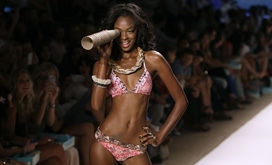 Foto de Biquinis con stilettos: solo en  Miami Swim Fashion Week